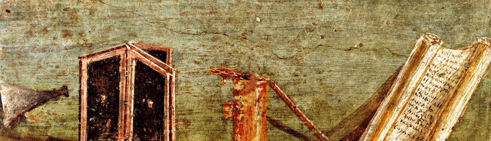 Da Pompei. Affresco raffigurante gli Istrumenta sciptoria più usati: raschiatoio e spatola per lisciare la cera, le tavolette cerate, un doppio calamaio con inchiostro nero e rosso, uno stilo e un volumen semiaperto con tracce di scrittura. I secolo d.C. Napoli. Museo Archeologico Nazionale, in. 4676.